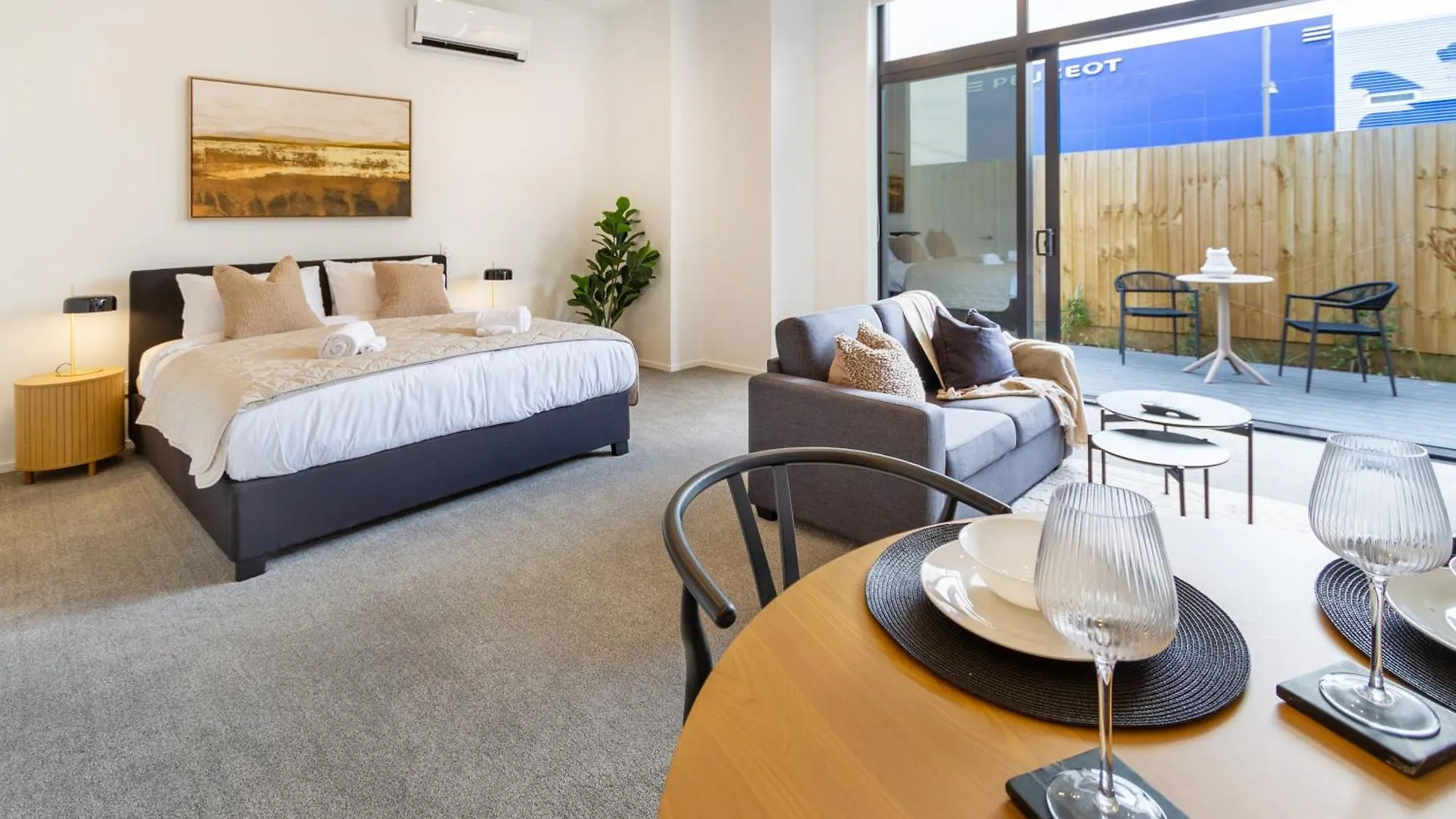 Single Level Studio, Cbd Escape: King Bed location