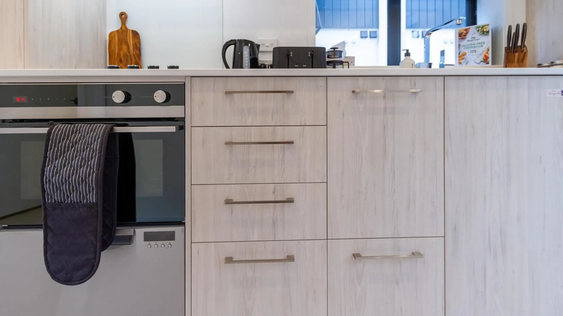 Apartment Single Level Studio, Cbd Escape: King Bed Christchurch New Zealand