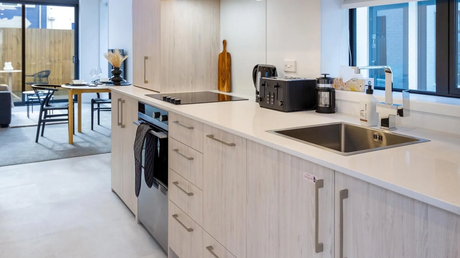 Single Level Studio, Cbd Escape: King Bed Christchurch New Zealand