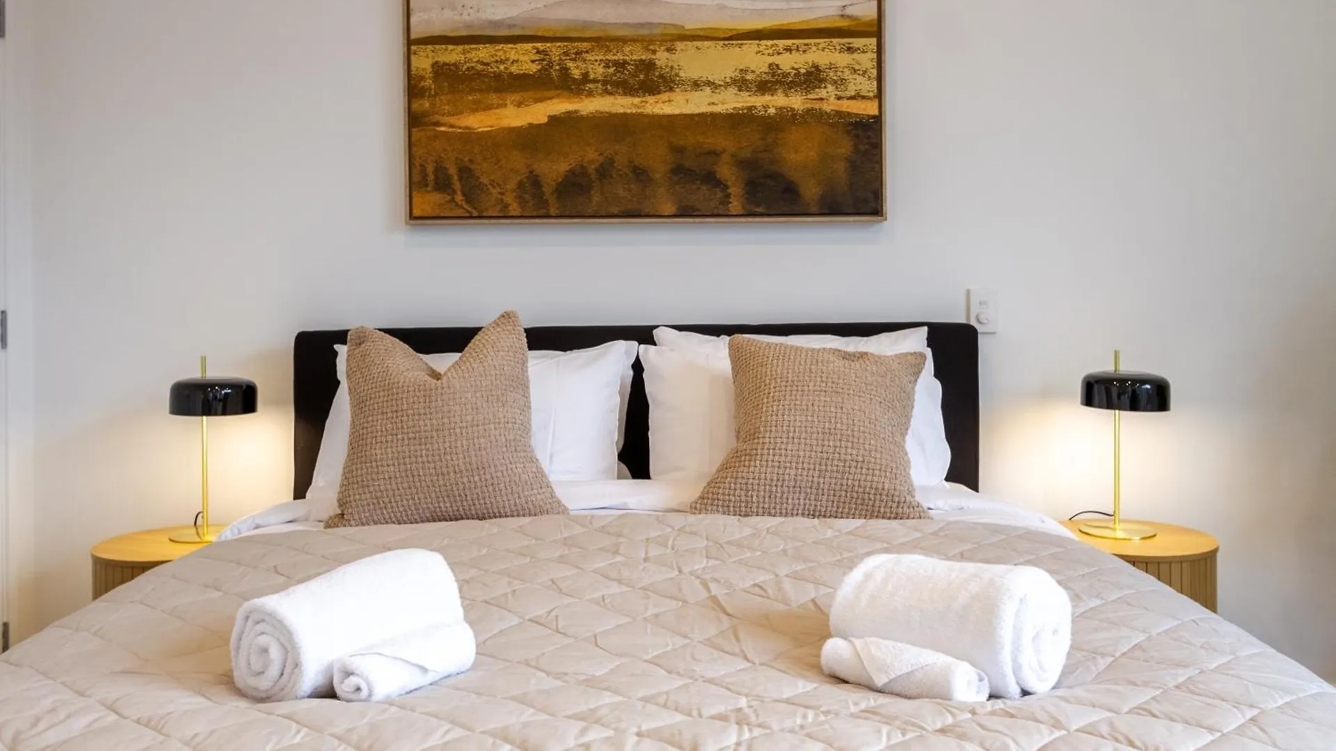 Single Level Studio, Cbd Escape: King Bed Christchurch