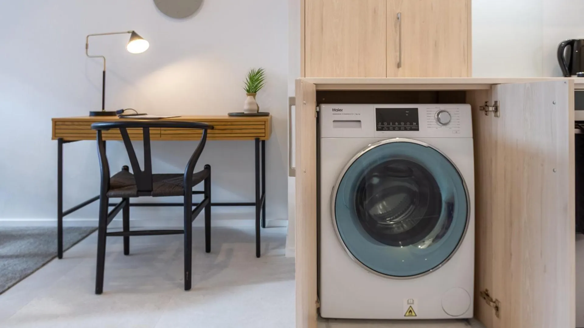 Single Level Studio, Cbd Escape: King Bed Christchurch Apartment